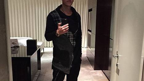 Vor einem Abend mit Freunden spendiert Mesut Özil seinen Fans ein Spiegel-Selfie.