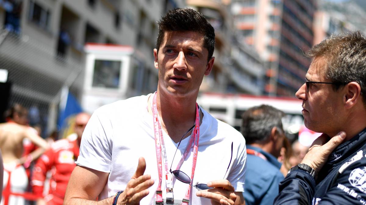 Diese Aussagen stehen im Gegensatz zu den Meldungen der vorangegangen Tage: Dabei hat Lewandowski selbst sowie sein zweiter Berater Maik Barthel erklärt, dass der Stürmer nach dem Verpassen der Torjägerkanone sehr enttäuscht von seinem Klub gewesen sei