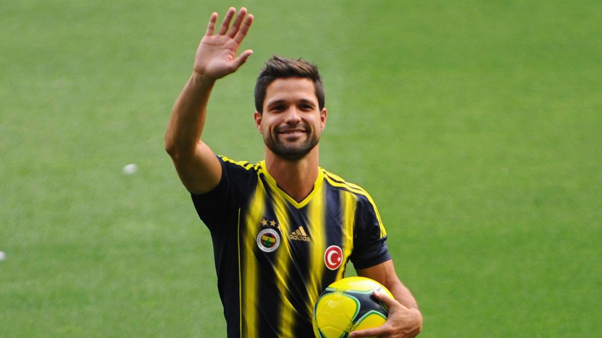 Weiter ging die Europa-Tour dann in der Türkei, bei Fenerbahce Istanbul. Der inzwischen 30-Jährige heuerte ablösefrei beim Spitzenklub der Süper Lig an und avancierte am Bosporus wieder zum Stammspieler
