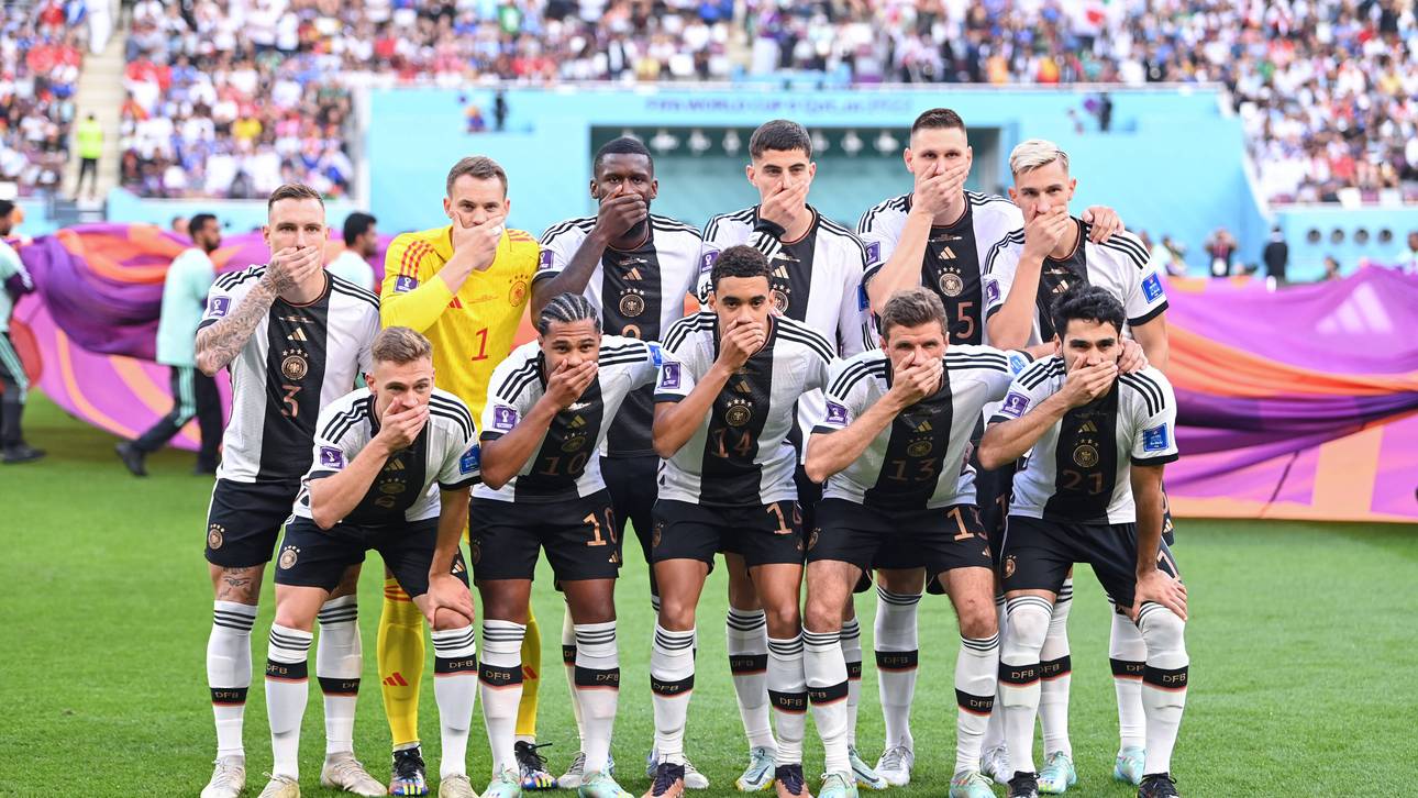 Aus Protest gegen das Verbot der "One-Love"-Binde setzte die DFB-Elf vor dem Auftaktspiel der WM 2022 ein Zeichen.