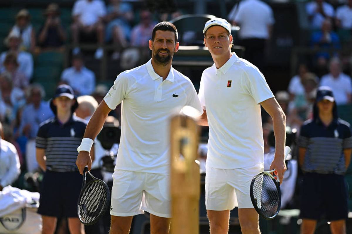 Boris Becker vergleicht Jannik Sinner mit Novak Djokovic. Er erklärt warum Djokovic noch spielt und was es für den Serben braucht, um Alcaraz oder Sinner zu schlagen.