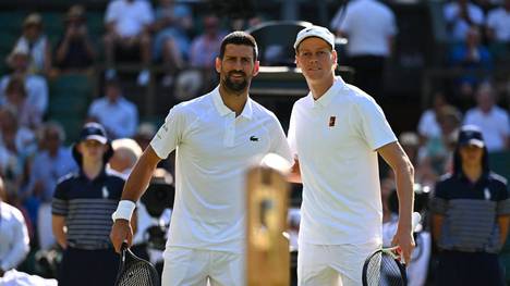 Boris Becker vergleicht Jannik Sinner mit Novak Djokovic. Er erklärt warum Djokovic noch spielt und was es für den Serben braucht, um Alcaraz oder Sinner zu schlagen.