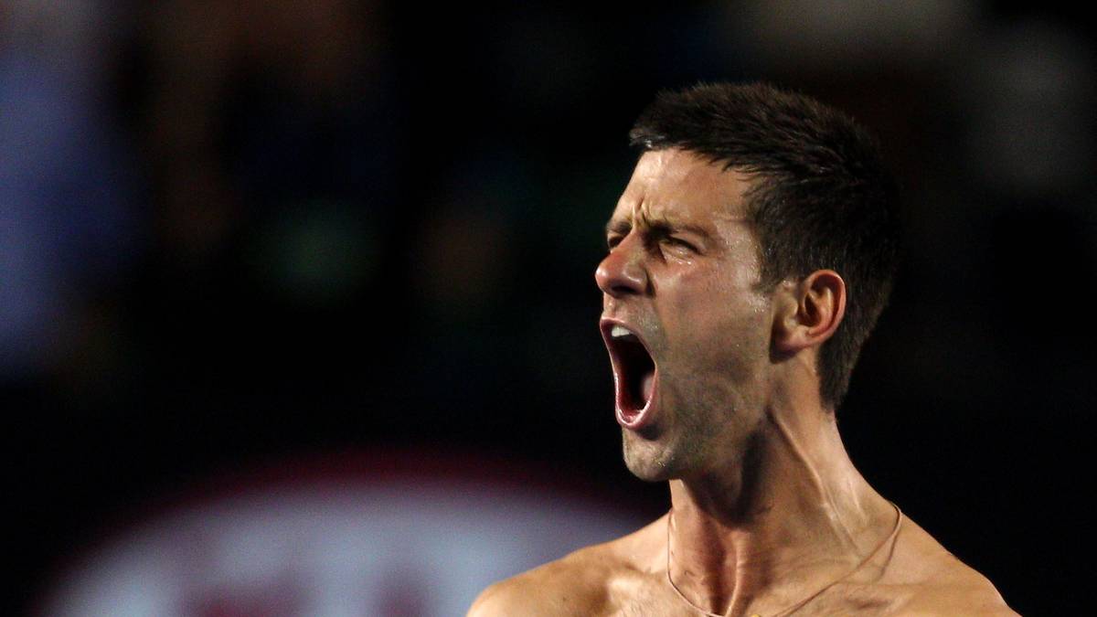 Novak Djokovic gewinnt die Australian Open 2012 gegen Rafael Nadal mit 5:7, 6:4 6:2, 6:7 (5:7), 7:5 in der Rekordzeit von 353 Minuten und damit das längste Grand-Slam-Finale der Geschichte