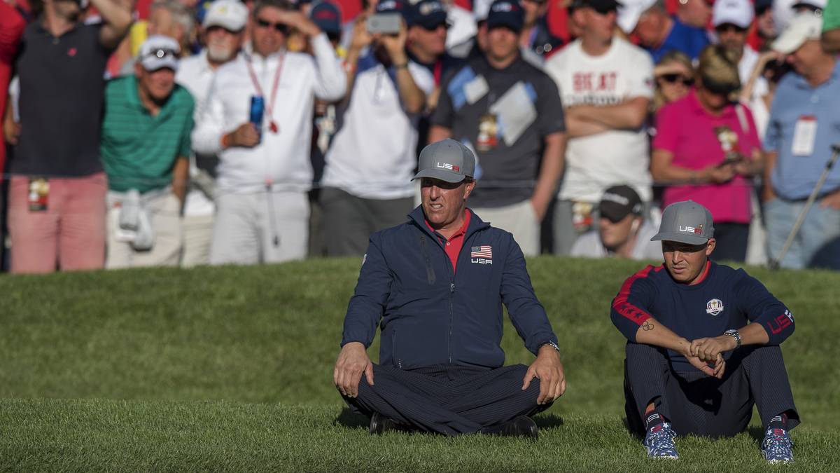 Die US-Stars Phil Mickelson (l.) und Ricky Fowler (r.) gönnen sich zwischendurch mal eine kurze Pause