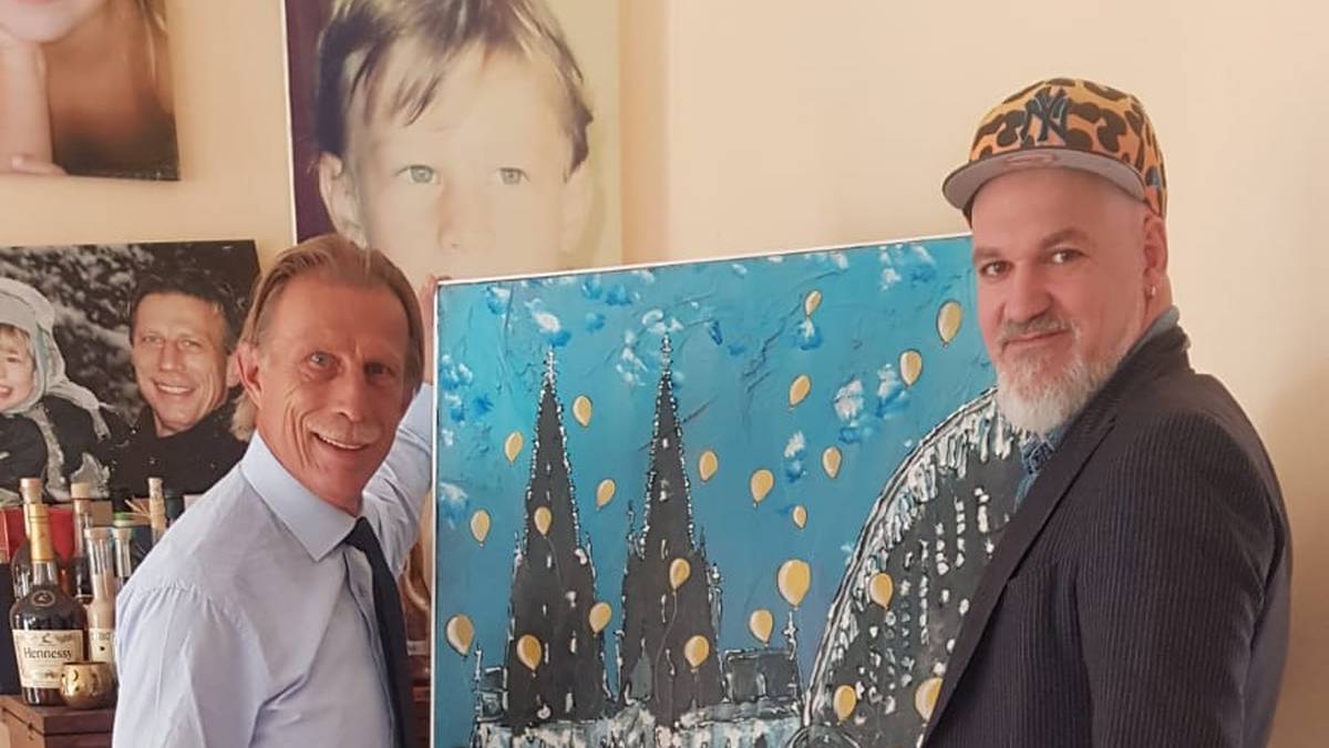 SPORT1-Reporter Reinhard Franke (r.) besuchte Christoph Daum zu Hause in Köln. Hier zeigt ihm der 65-Jährige eines seiner Lieblingsgemälde