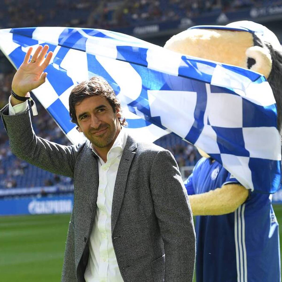 Ein spektakuläres Gerücht über eine Rückkehr von Raúl zum FC Schalke 04 taucht in der internationalen Presse auf. Der Verein äußert sich dazu.
