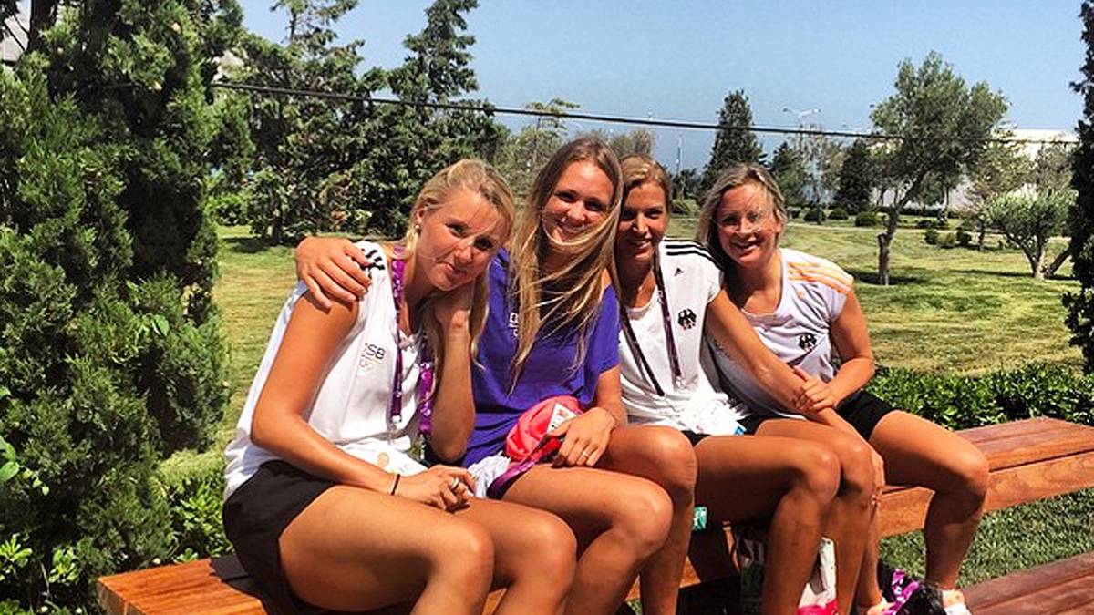Die Schmetterlinge genießen die Sonne und ihre freien Tage in Baku. Mareen Apitz, Maggie Kozuch, Maren Brinker und Kathleen Weiß (v.l.) waren schon im Viertelfinale ausgeschieden