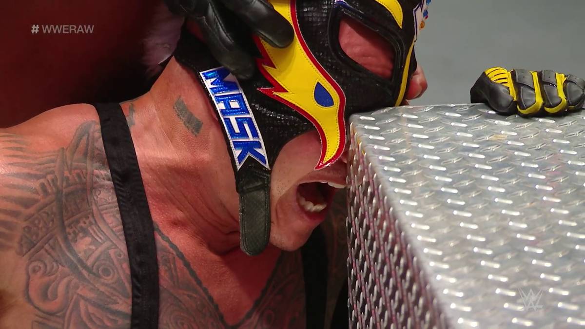 WWE RAW: Seth Rollins attackiert Rey Mysterio übel