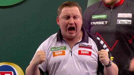 Martin Schindler schlägt Keane Barry in der zweiten Runde der Darts-WM mit 3:0 in Sätzen. Dabei zeigt die deutsche Nummer eins gerade in den Decidern ihre Nervenstärke. 