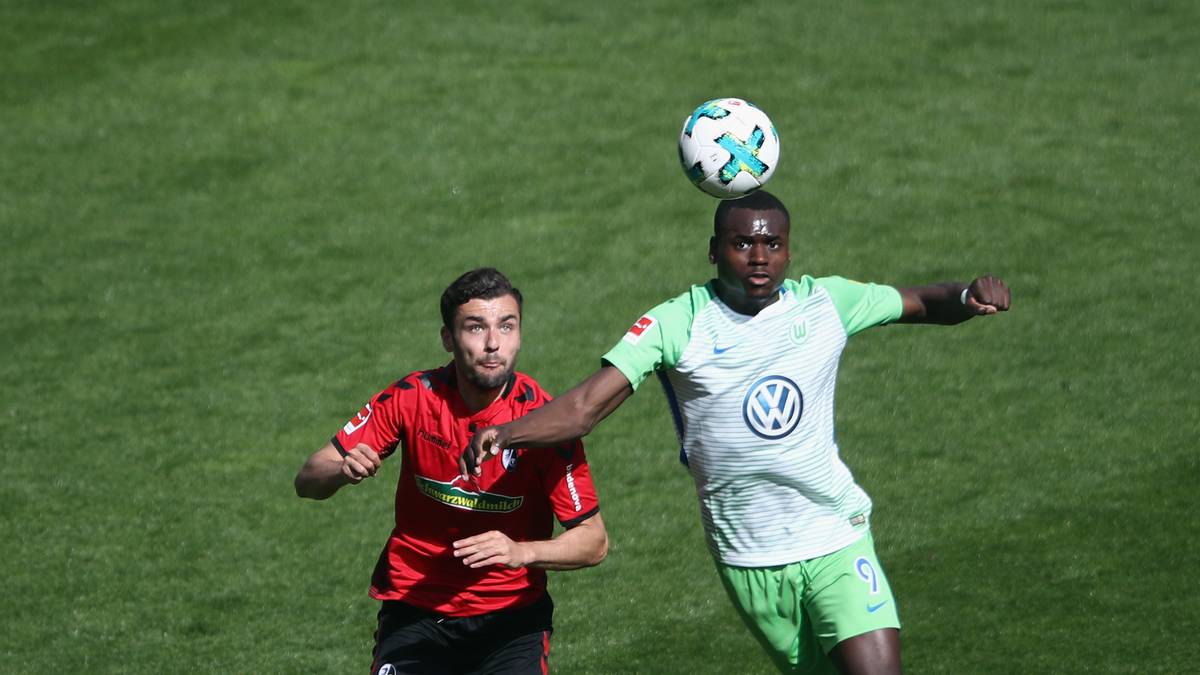 Nany Dimata (r.) im Luftduell mit Freiburgs Manuel Gulde