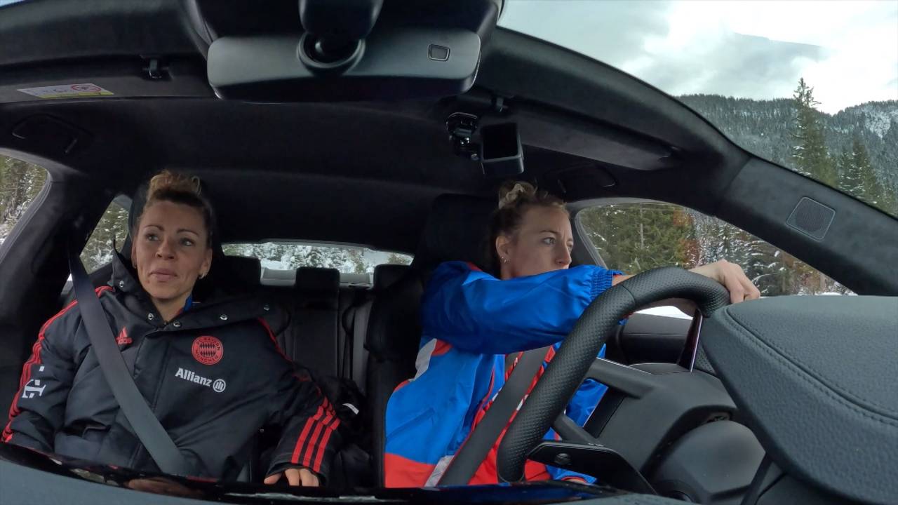Die Frauen des FC Bayern nehmen an der Audi Winter Driving Experience teil