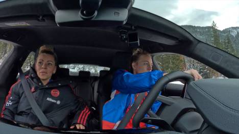 Im Rahmen eines Events von Sponsor Audi zeigen die Spielerinnen des FC Bayern in den Tiroler Bergen ihr Können auf vier Rädern. Die FCB-Frauen haben sichtlich spaß bei ihrem Teamausflug.