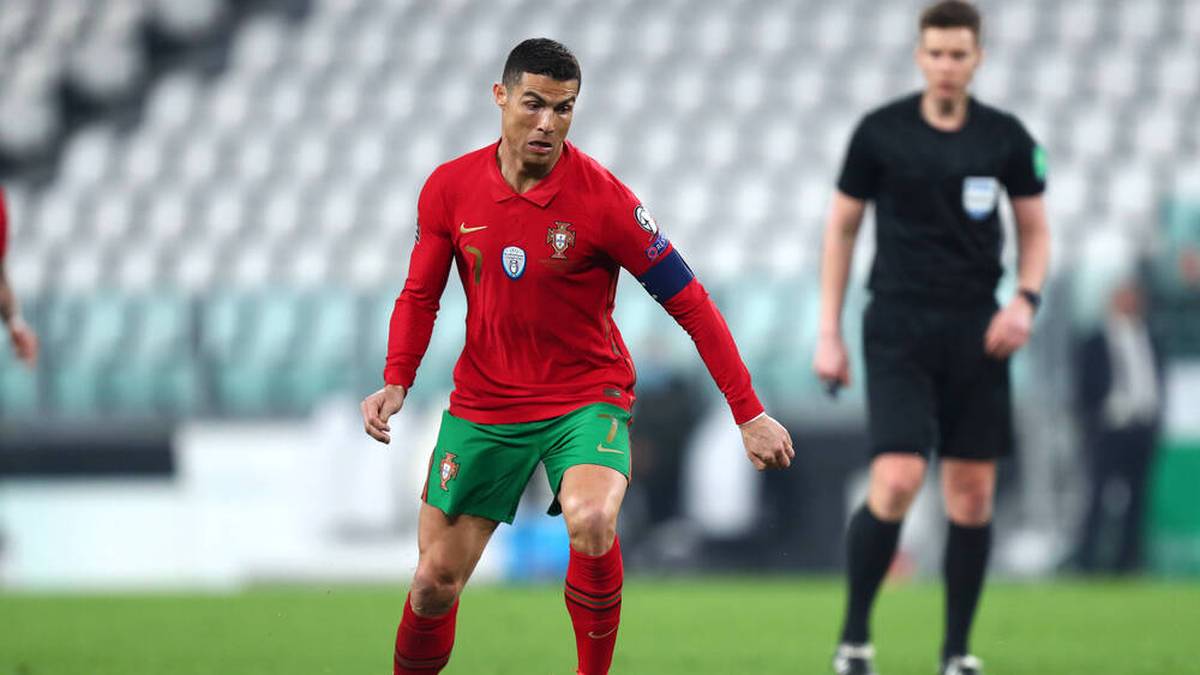 Das Heimtrikot der Portugiesen ist weitestgehend unverändert geblieben. Auffällig ist der Kragen des Europameisters von 2016.