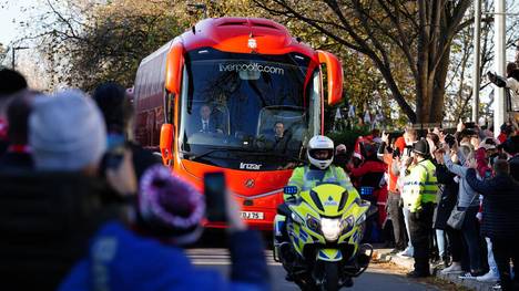 Nach dem Spiel von Manchester City gegen den FC Liverpool wird der Mannschaftsbus der Gäste mit einem Stein beworfen. Eine Scheibe geht zu Bruch.