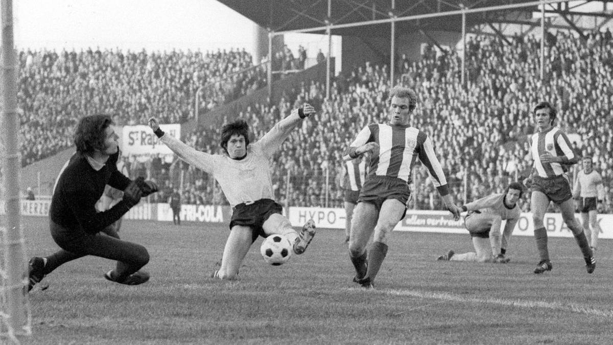 Von 1970 bis 1978 wirbelt Uli Hoeneß beim FC Bayern auf der rechten Außenbahn. In 250 Bundesliga-Spielen erzielt er 86 Tore und verhilft den Münchnern so zu drei Meistertiteln