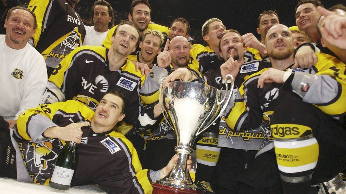2002/03 - KREFELD PINGUINE - Kölner Haie 3:2: Die bis dahin überraschendste Meisterschaft gelingt Krefeld 2003. Im Finale setzen sich die Pinguine gegen den Titelverteidiger aus Köln in fünf Spielen durch