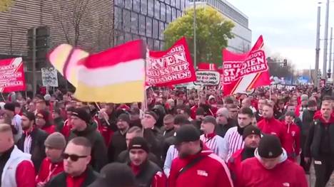 Tausende deutsche Fußball-Fans protestierten am Sonntag gemeinsam gegen die Kriminalisierung von Pyrotechnik und verschärfte Kontrollen hinsichtlich der Stadionsicherheit. 
