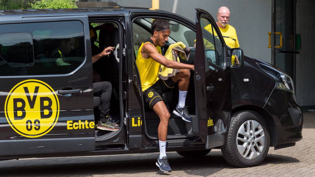 Auch Pierre-Emerick Aubameyang ist beim BVB-Traininstart mit von der Partie. Der Torjäger ist immer noch von Spüitzenklubs aus Italien und England begehrt, aber ein Angebot gibt es nach Angaben von Sportdirektor Michael Zorc bisher nicht