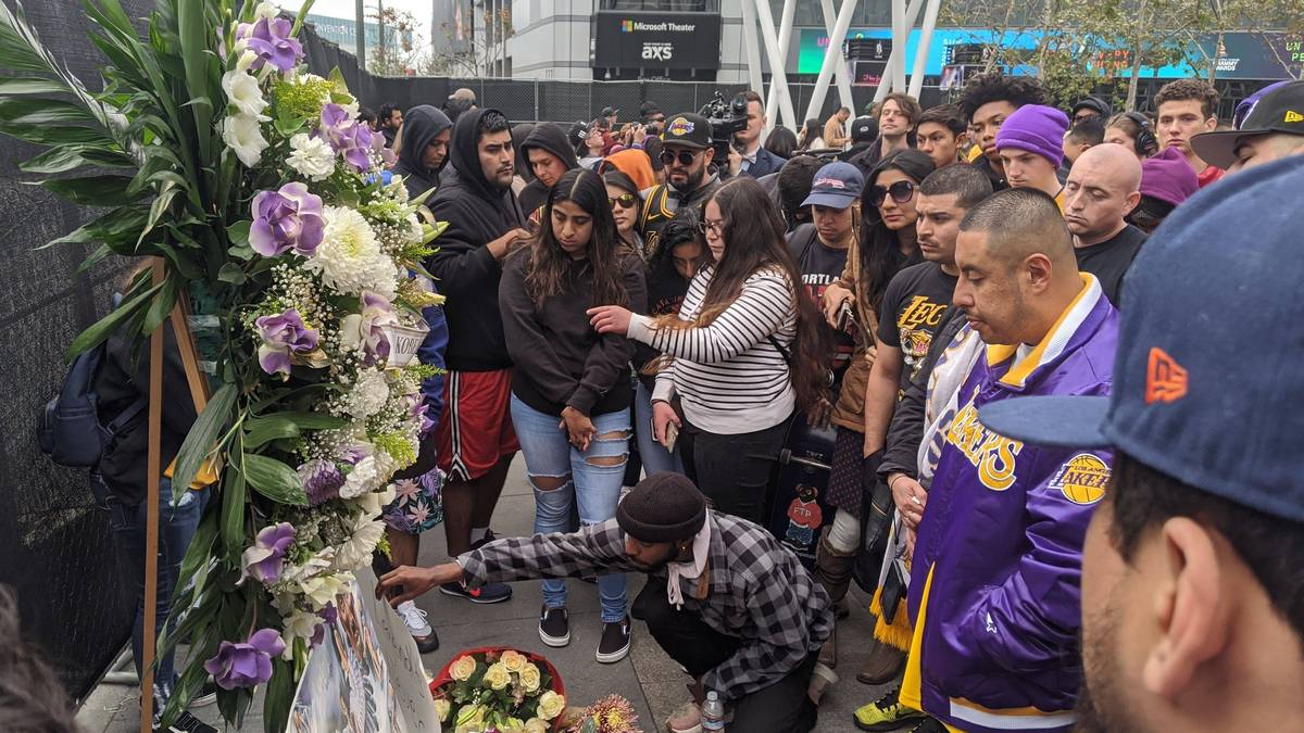 Vor dem Staples Center - der Heimstätte der Los Angeles Lakers - legen Fans Blumen nieder und gedenken der verstorbenen NBA-Legende