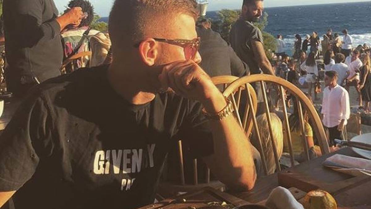 Die Antwort lautet Max Meyer. Der Vertrag des Mittelfeldspielers bei Schalke ist Ende des Monats ausgelaufen und Meyer ist noch ohne Verein. Derzeit entspannt er auf der griechischen Insel Mykonos