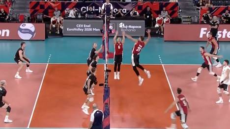 Deutschland steht bei der Volleyball-Europameisterschaft im Achtelfinale. Nach dem vierten Sieg im vierten Spiel geht es nun am Dienstag gegen Olympiasieger Frankreich um den Gruppensieg.