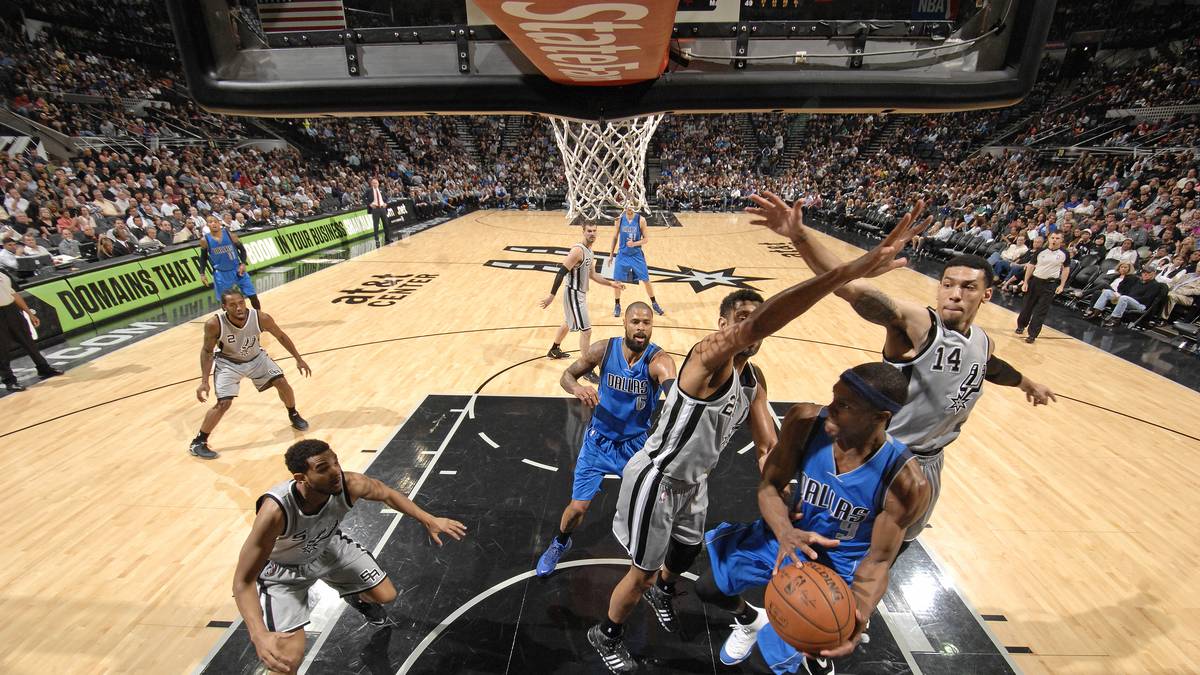 Früh liegen die Mavs mit mehr als 20 Punkten hinten. Auch Rajon Rondo bringt keine Struktur in den Angriff - er bleibt meist in der Zwickmühle der Spurs hängen