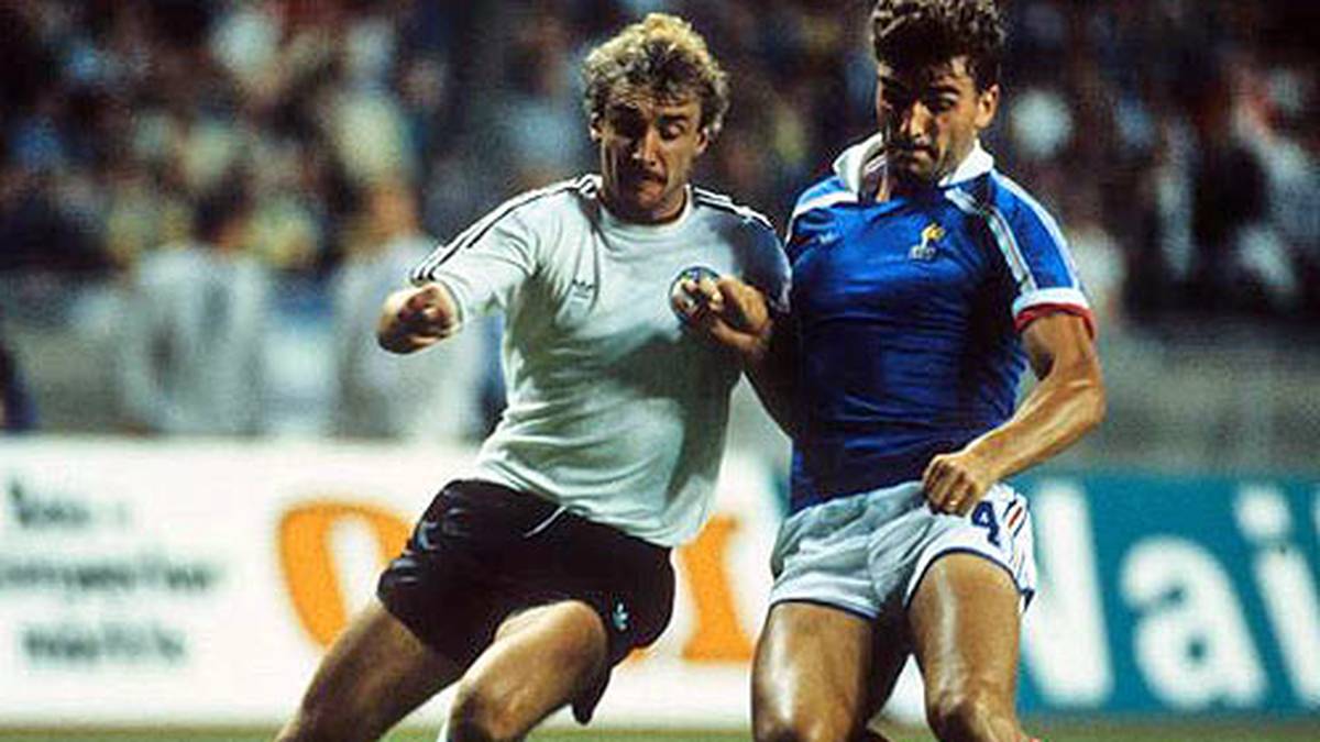 Im Jahr 1987 gelingt der DFB-Auswahl der letzte Sieg für viele Jahre. Im Freundschaftsspiel im Berliner Olympiastadion vor 31.000 Zuschauern erzielt Rudi Völler (l.) einen schnellen Doppelpack. Enfant terrible Eric Cantona sorgt nur noch für Ergebniskosmetik