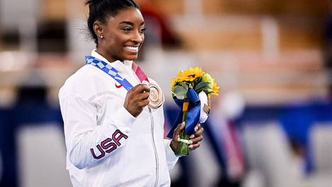 Zwei Tage vor dem Gewinn der Bronzemedaille am Schwebebalken hat die US-Amerikanerin erfahren, dass ihre Tante gestorben ist. Biles musste frühzeitig die Olympischen Spiele verlassen. 