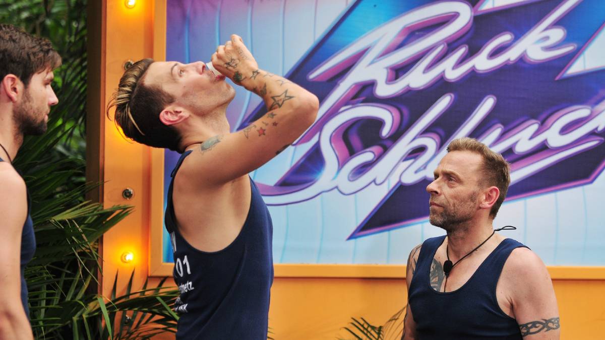 Vor jeder Begriffserklärung muss eine Ekel-Flüssigkeit aus einem Schnapsglas getrunken werden