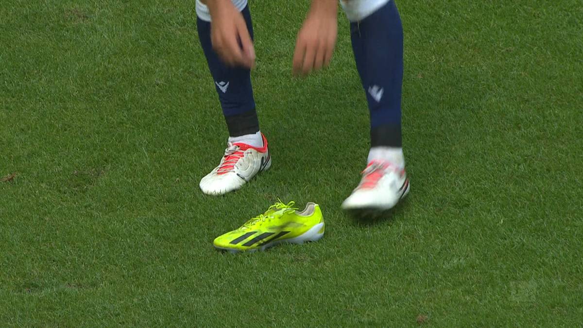 Kurios! FCN-Profi spielt plötzlich in Socken weiter