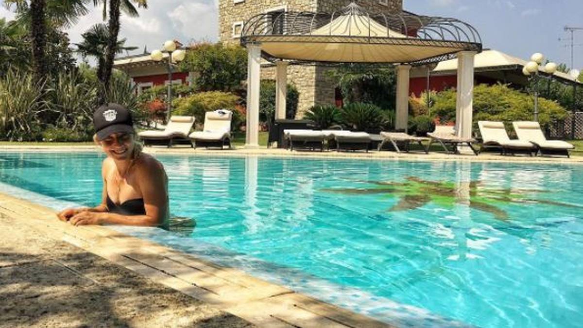 Federica Sanfilippo fühlt sich im großen Schwimmbecken mit Bikini sichtlich wohl
