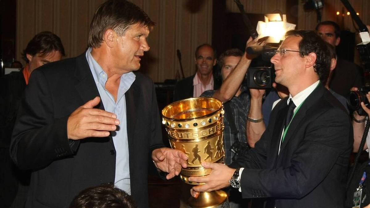 Sportdirektor Martin Bader (r.) und Trainer Hans Meyer nach dem Pokalsieg des 1.FC Nürnberg (2007)