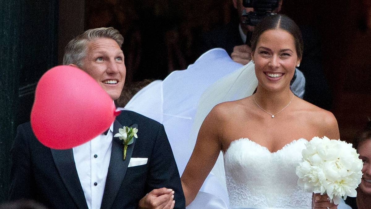 Privat läuft es bei Schweinsteiger perfekt: Im Sommer 2016 heiratet er seine Freundin Ana Ivanovic in Venedig. Mit 300 geladenen Gästen schippert das Paar romantisch über den Canale Grande