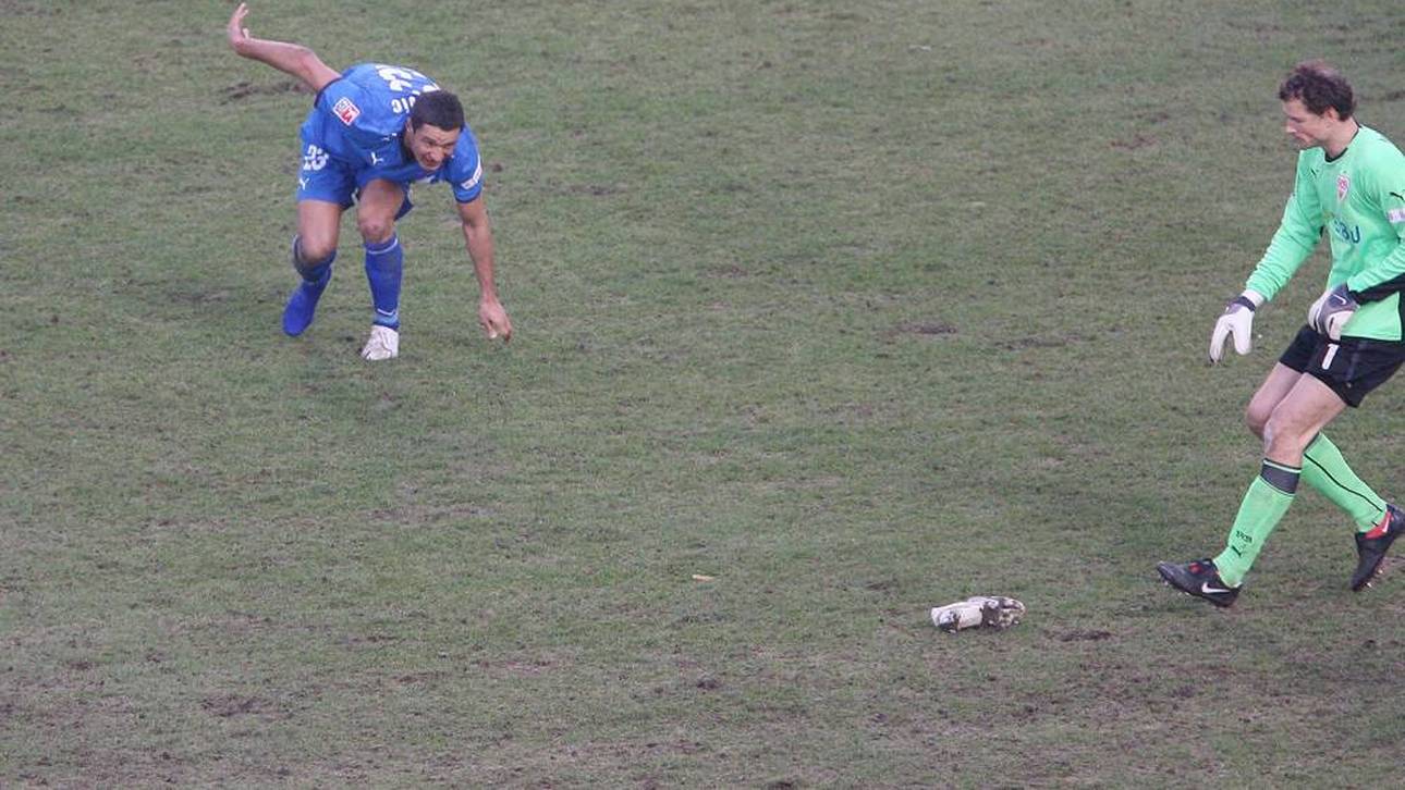 Jens Lehmann (grün) will sich den Schuh von Sejad Salihovic schnappen