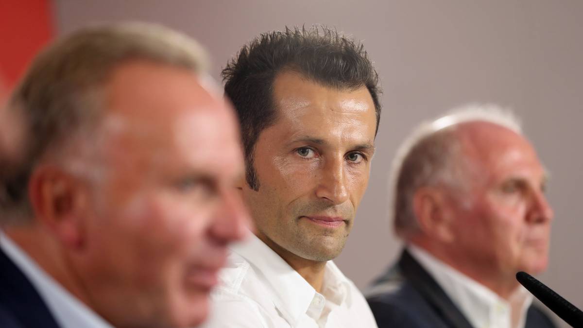 MONTAG, 2. OKTOBER: Von morgens bis abends sitzen Hoeneß, Rummenigge und Salihamidzic an der Säbener Straße zusammen und diskutieren über mögliche Kandidaten. 