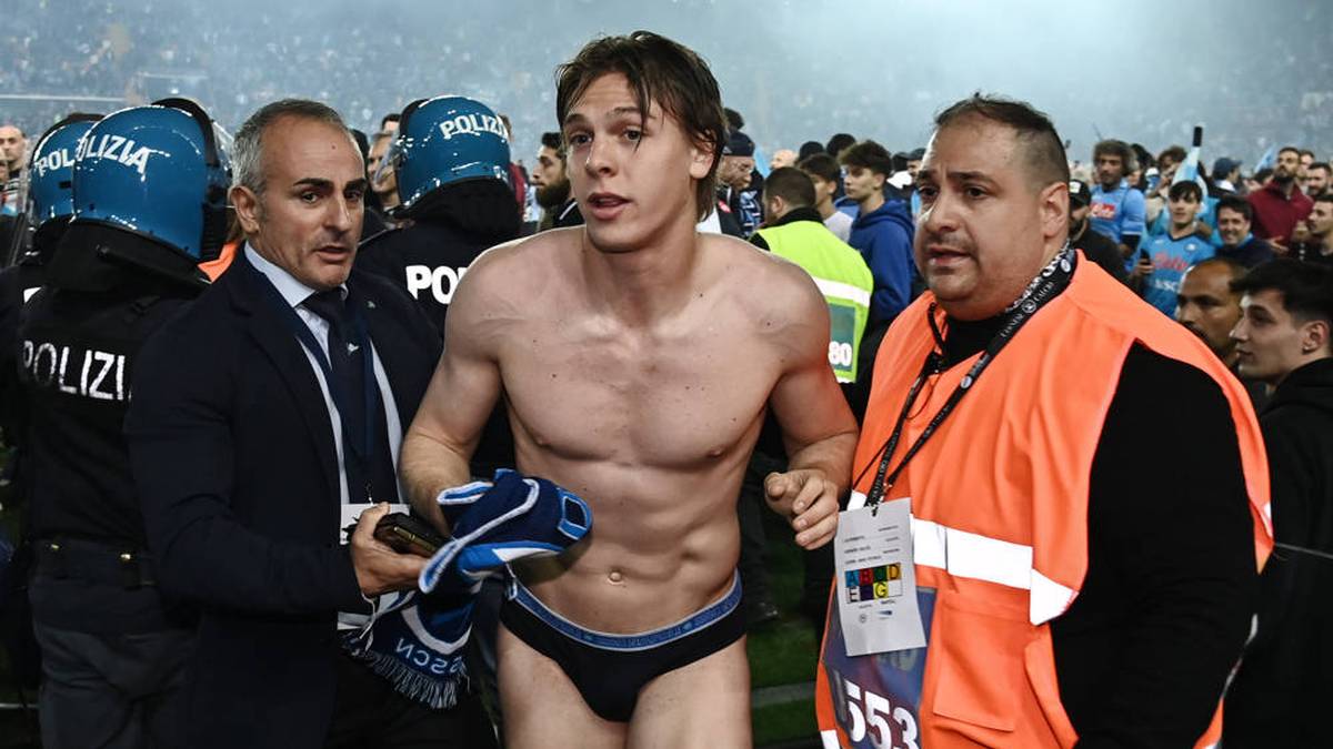 Nach Neapels Meisterschaft rissen Fans den Spielern die Trikots förmlich vom Körper