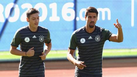 Mesut Özil (l.) und Sami Khedira müssen im Achtelfinale aufpassen