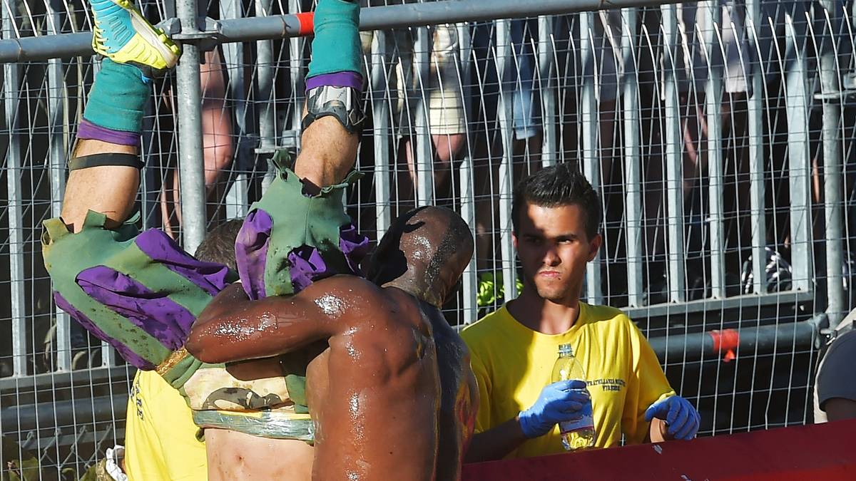 In den Ursprüngen der Sportart im 15. Jahrhundert wurde sonntags nach dem Gottesdienst gespielt - vorwiegend von Adligen in Festtagskleidung. Damals ist es wohl deutlich ruhiger zugegangen. Heutzutage wird man in manchen Szenen an Gladiatorenkämpfe im antiken Rom errinnert