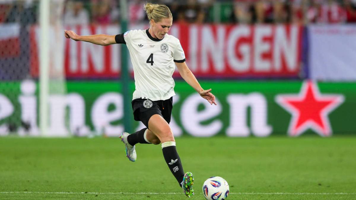 So lange wie Rebecca Knaak musste keine andere Spielerin auf ihr DFB-Debüt warten. 2015 wurde sie schon einmal nominiert, kam aber nicht zum Einsatz. Das änderte sich erst diesen Februar, fast zehn Jahre später. Für ihre Karriere nach der aktiven Zeit als Fußballspielerin hat die 29-Jährige bereits ein Fundament geschaffen...