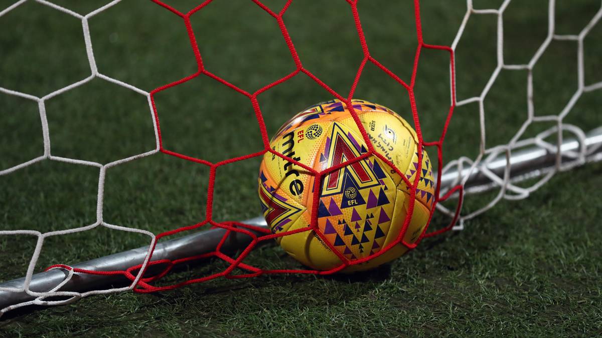 SAM HENDERSON: In der Scottish Championship, der zweiten Liga Schottlands, verletzt sich der Torwart von Queen of the South FC auf kuriose Art und Weise. Übeltäter ist nicht etwa ein Gegenspieler, sondern vielmehr eine Kuh...