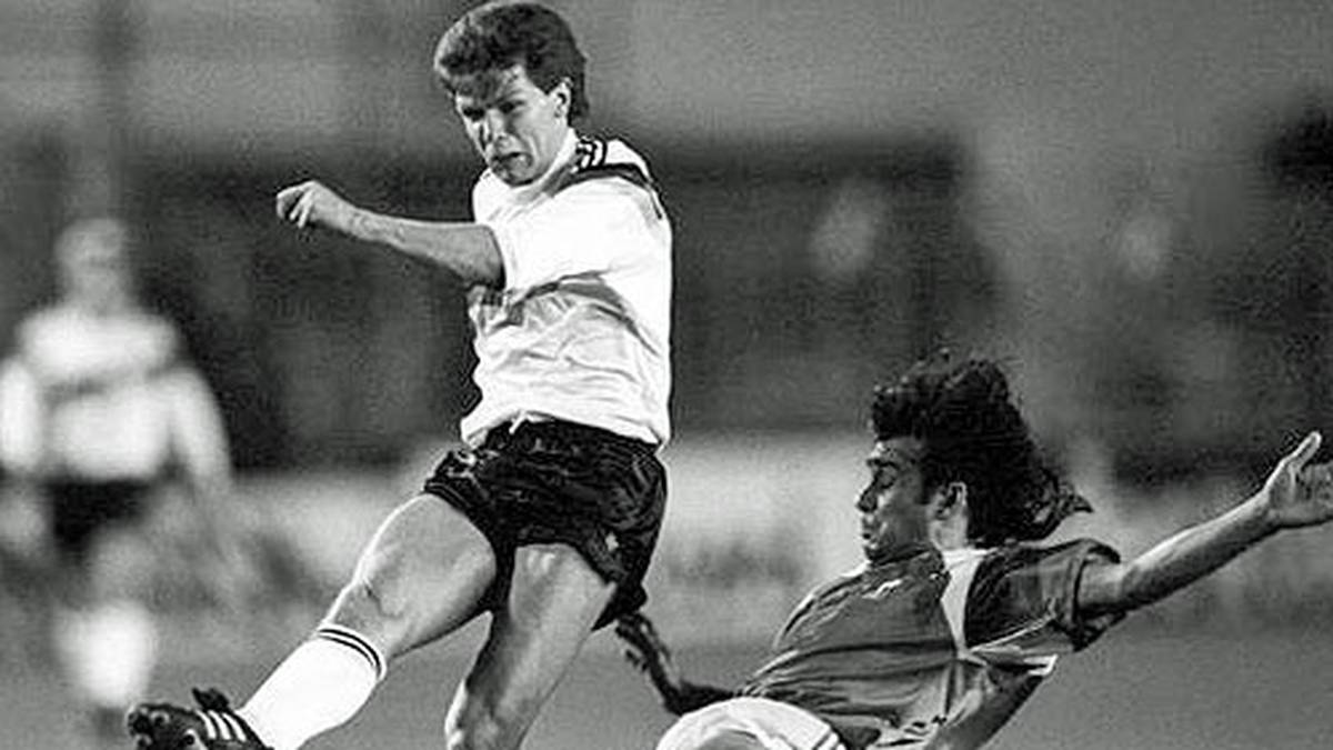 Im Vorfeld der WM 1990 testet die Beckenbauer-Elf in Montpellier gegen die Franzosen. Zwar bringt Andreas Möller (l.) die Deutschen in Führung, aber Jean-Pierre Papin und Eric Cantona drehen die Partie zugunsten der Equipe Tricolore