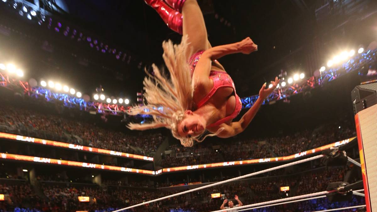 Am Ende zeigt Charlotte Flair (oben) sowohl Carmella (unten) als auch Becky Lynch die Grenzen auf