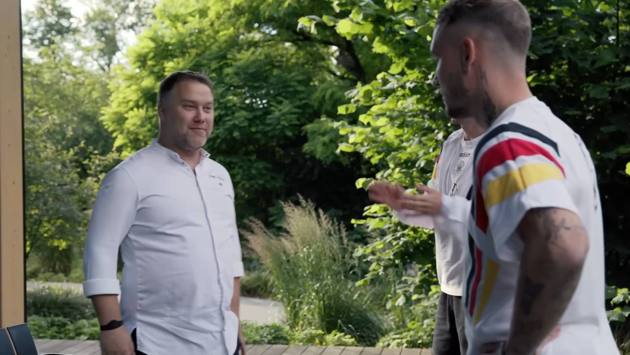 Anton Schmaus (l.) ist seit 2017 Koch der deutschen Nationalmannschaft