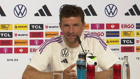 Der 128-fache Nationalspieler Thomas Müller spricht auf einer Pressekonferenz über die DFB-Neulinge und wie sie sich im Team integrieren. 