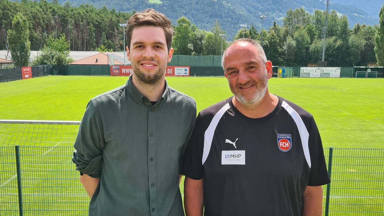 SPORT1-Reporter Philipp Schmidt (l.) mit Heidenheim-Trainer Frank Schmidt