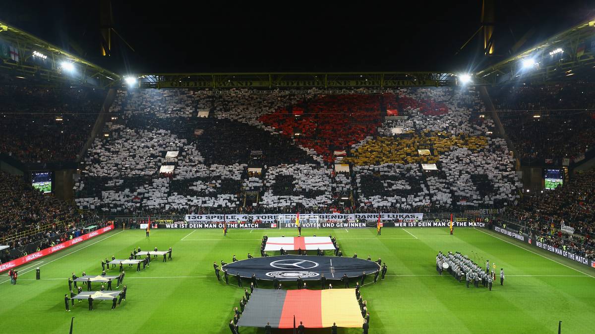 Die Gelbe Wand ist im Podolski-Fieber - wie alle deutschen Fans im Stadion