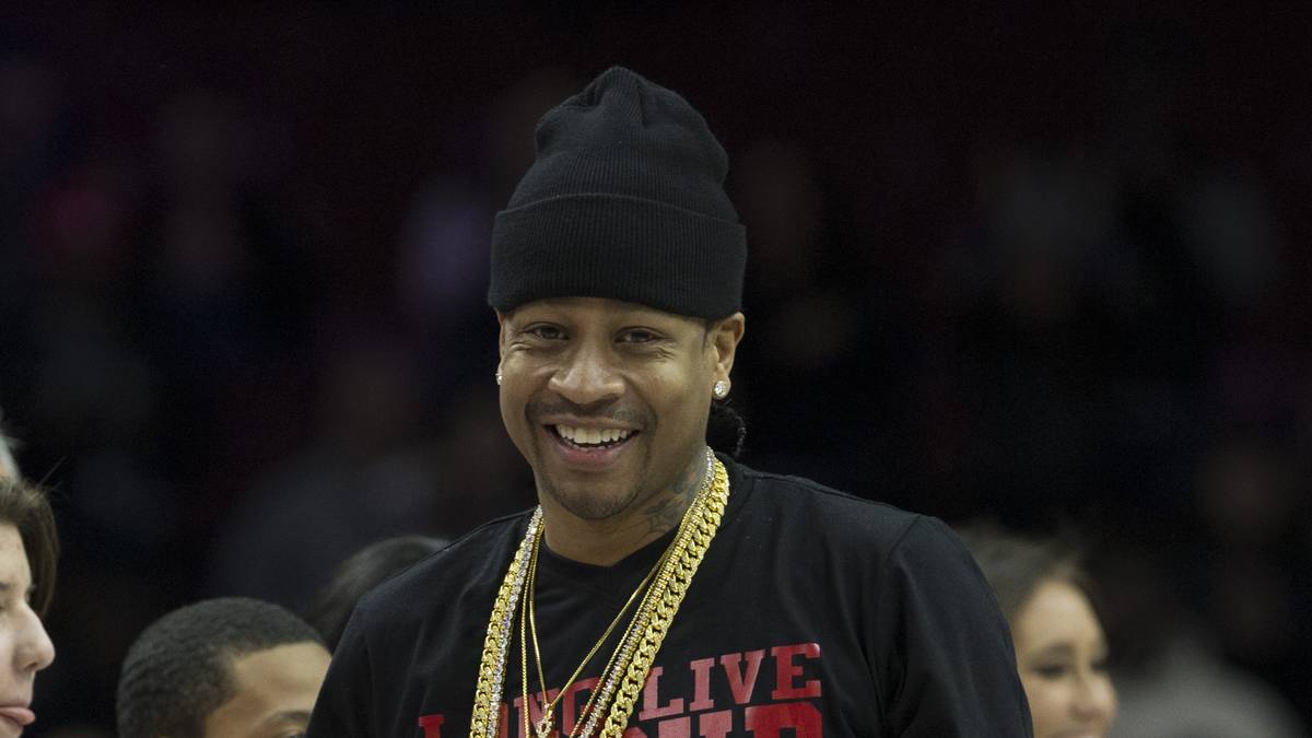76ers-Legende Allen Iverson schaut sich das Spiel seines ehemaligen Teams an und hat sichtlich Spaß