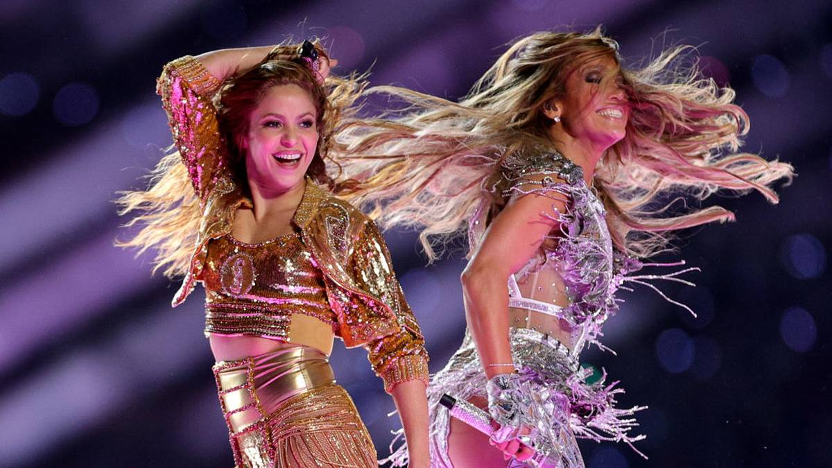 Beim Stand von 10:10 geht es für die Spieler in die Kabinen. Doch die Zuschauer müssen nicht auf Unterhaltung verzichten, ganz im Gegenteil. Auf der Bühne liefern die beiden Latino-Powerfrauen Shakira und Jennifer Lopez eine heiße Show. In Miami mit der großen Latino-Community hätte man sich kein besseres Duo vorstellen können