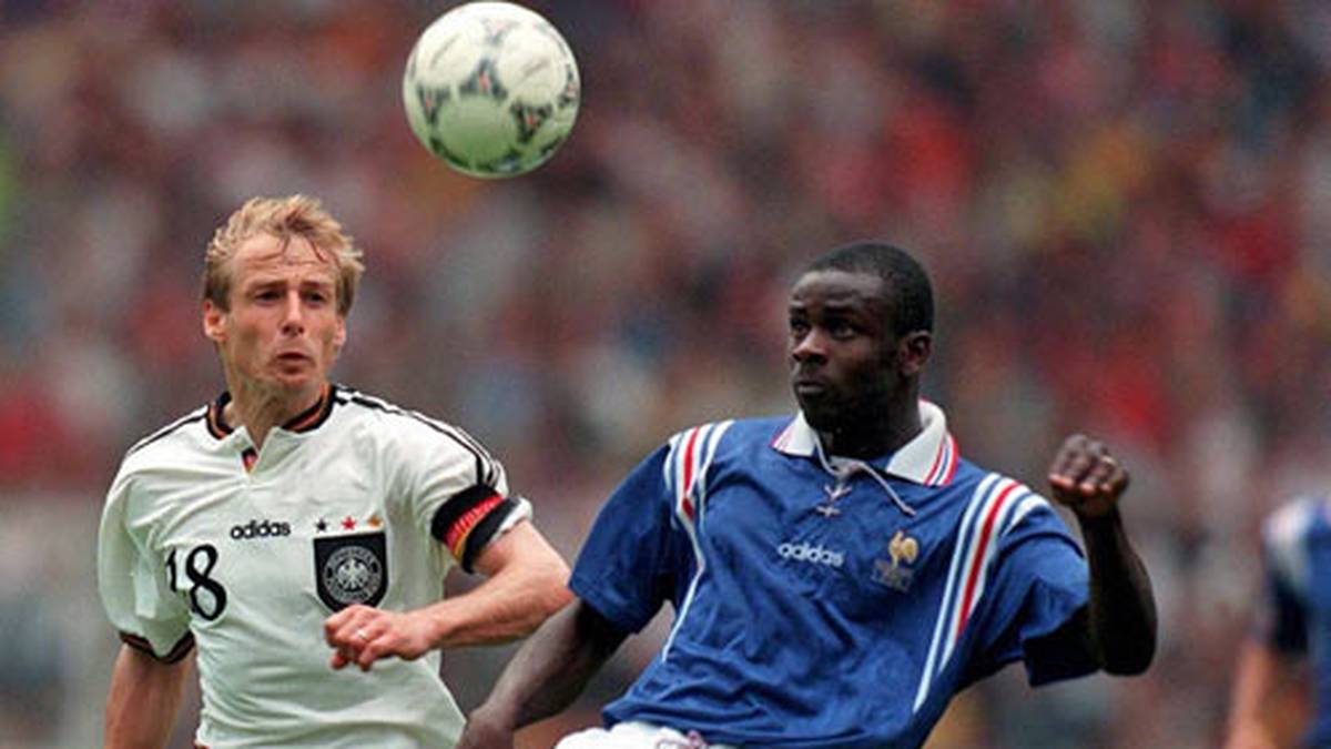 Sechs Jahre später kommt es in Stuttgart zu einem erneuten Testspiel. Laurent Blanc markiert bereits in der sechsten Minute den einzigen Treffer der Partie. Das kann auch Jürgen Klinsmann (l.) - hier im Duell mit Lilian Thuram - nicht verhindern 