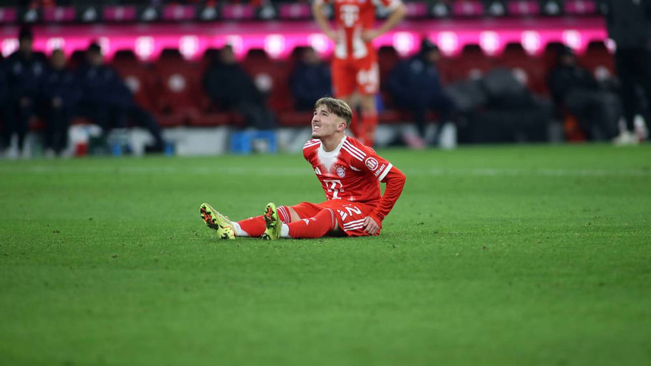 Lennart Karl bleibt angeschlagen auf dem Rasen der Allianz Arena sitzen